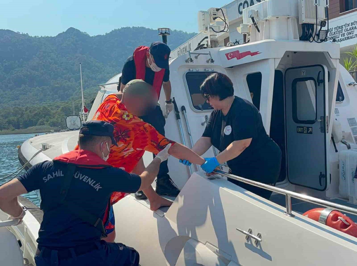 Fethiye\'de Gezi Teknesinde Rahatsızlanan Vatandaşa Yardım