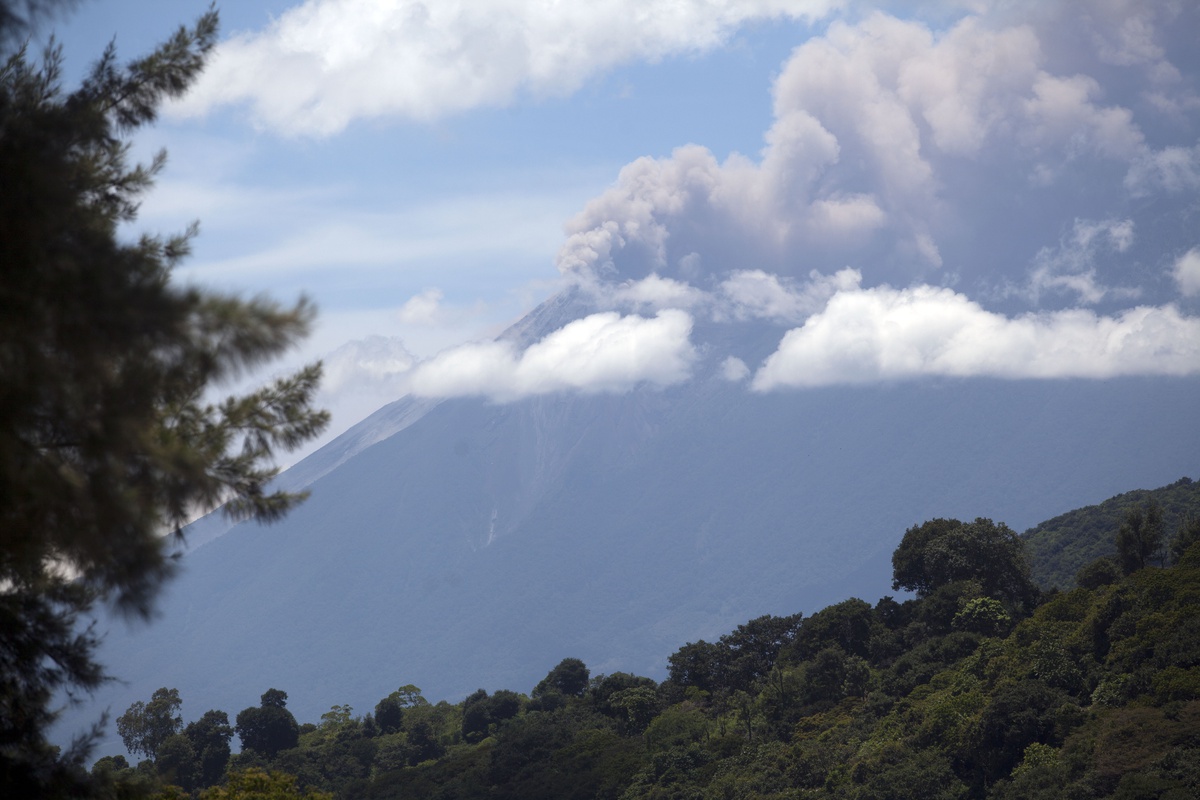 Guatemala\'da Fuego Yanardağı İçin Turuncu Alarm