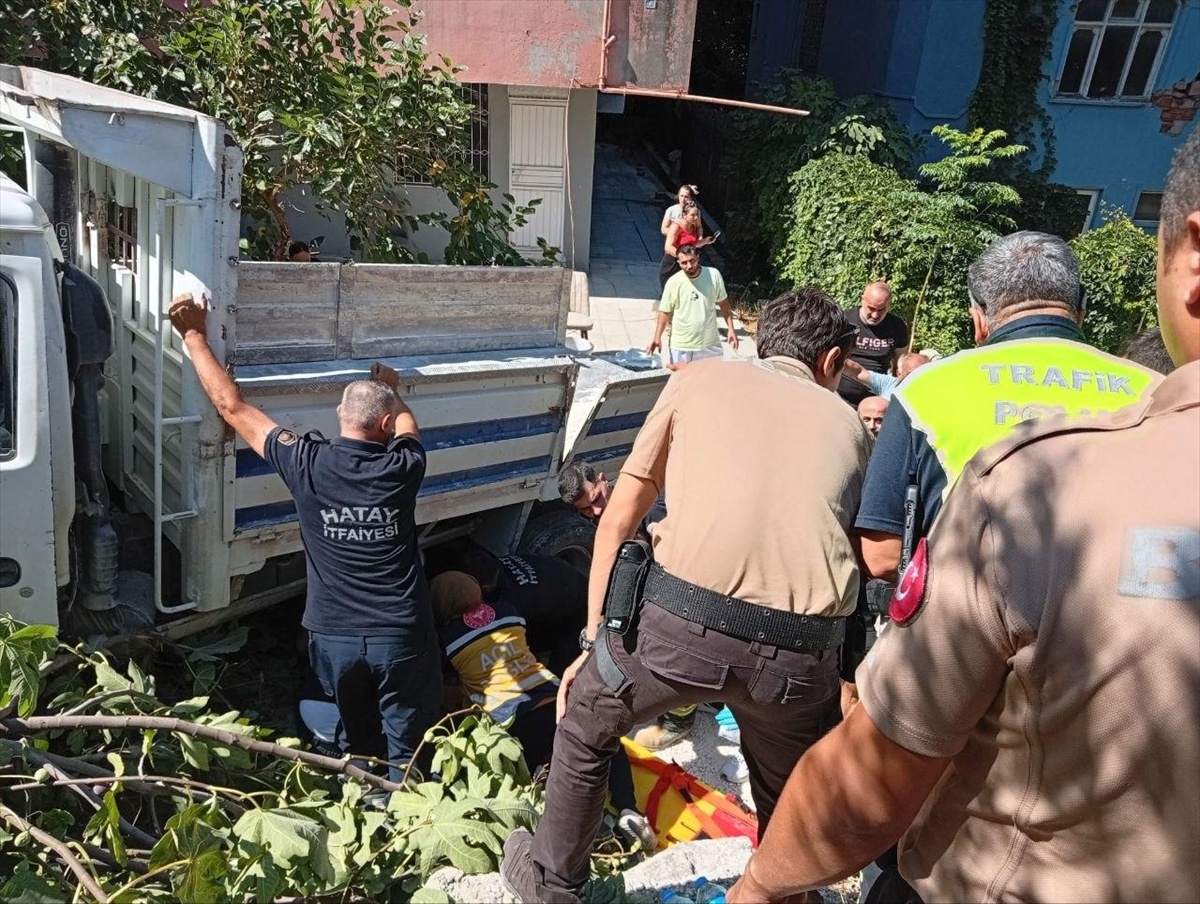 Defne\'de Kamyonet Devrildi, Kadın Hayatını Kaybetti