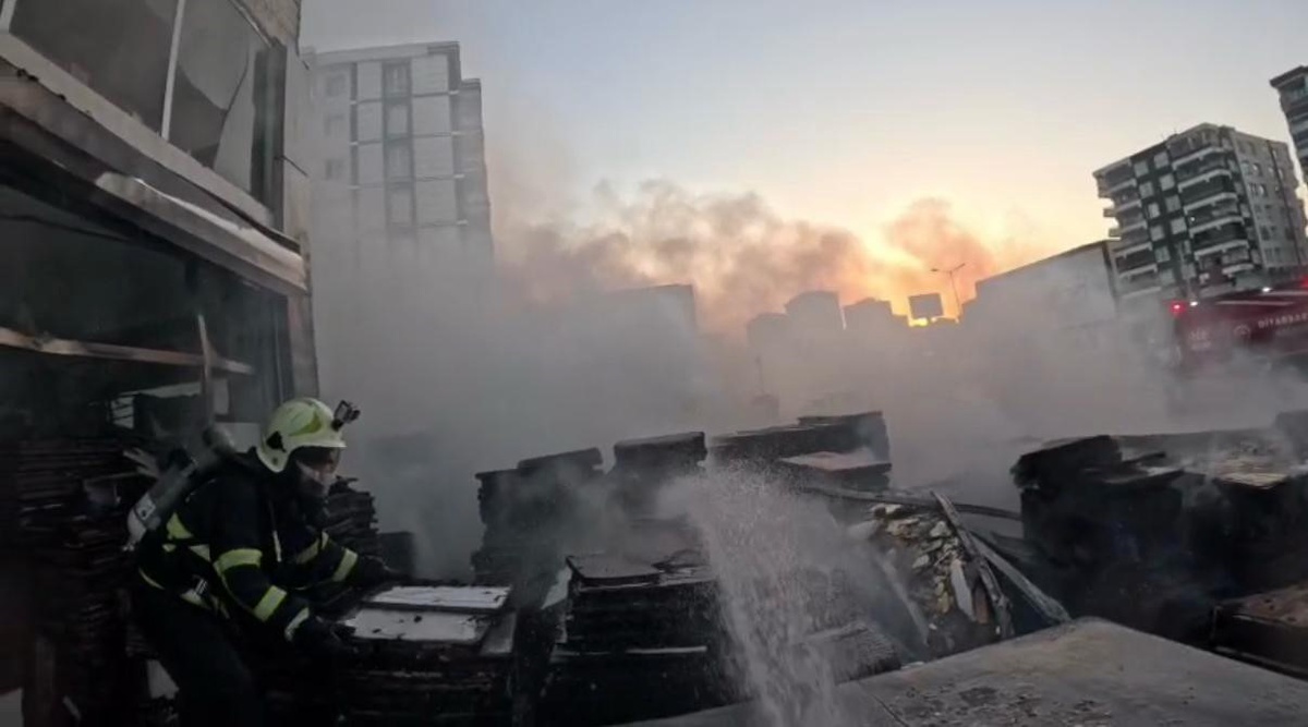 Diyarbakır\'da Yangın Anı Kask Kamerasında