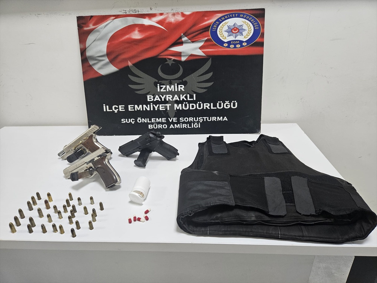 Bayraklı\'da Uyuşturucu ve Silah Ele Geçirildi