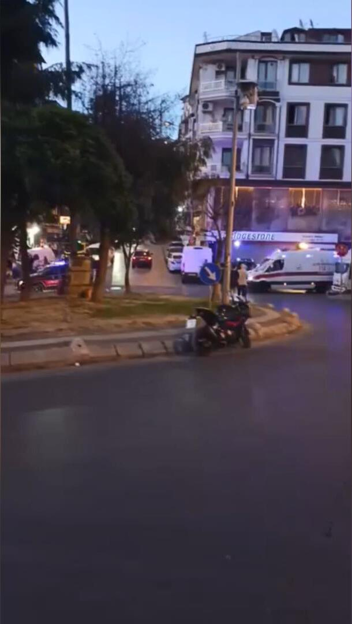 Kağıthane\'de Motosikletli Saldırı: Eski Sevgili Bıçağını Kendi Kendine Kesti