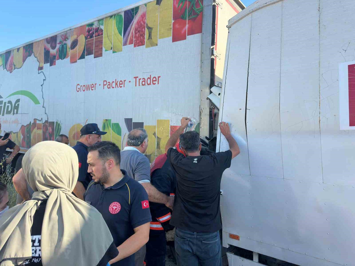 Kamyon tırla çarpıştı: 1 ölü, 1 yaralı