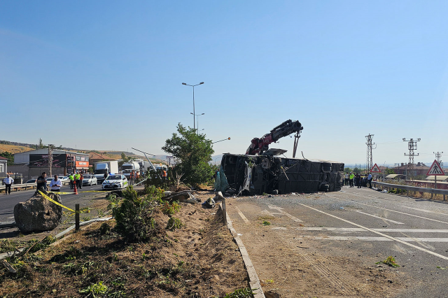 Kayseri’de yolcu otobüsü yan yattı, kazada 20 kişi yaralanırken 1 kişi hayatını kaybetti