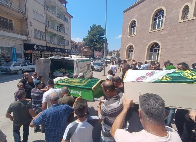 Günün en acı karesi: Anne-kız yan yana toprağa verildi