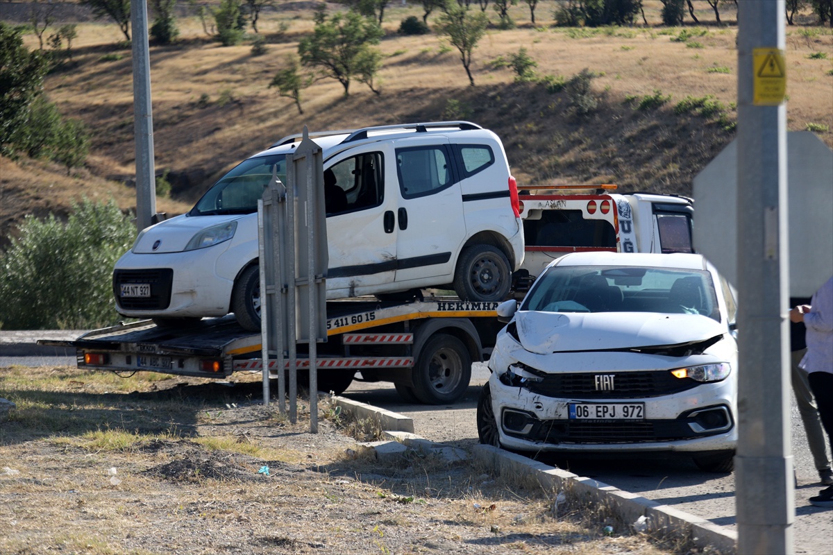 Hekimhan\'da Trafik Kazası: 2 Yaralı