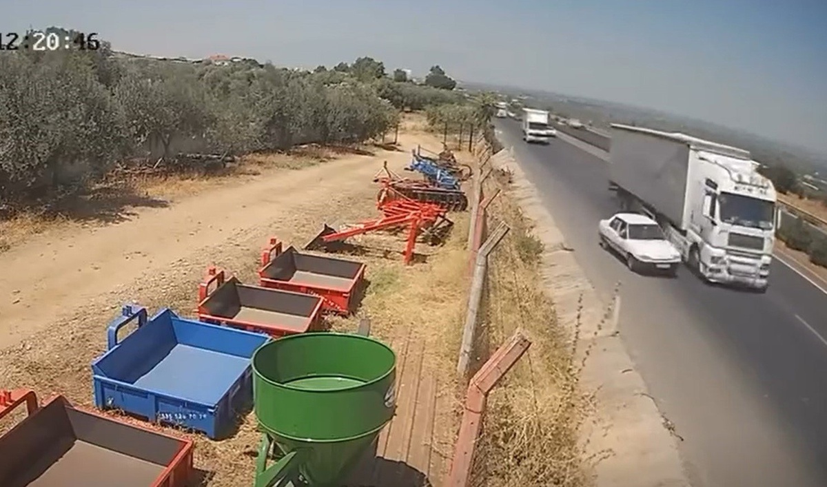 Turgutlu\'da Tır ve Otomobil Çarpıştı: 2 Yaralı