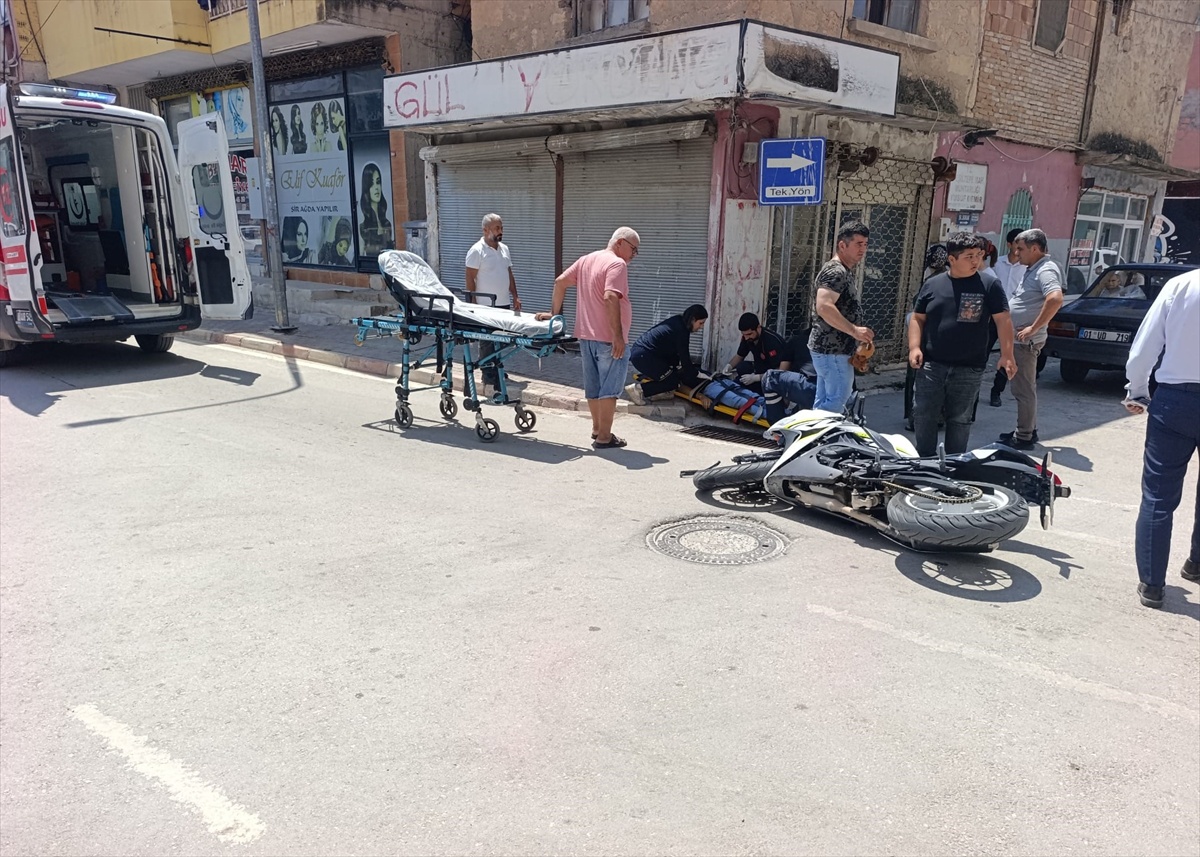 Kadirli\'de Otomobil ve Motosiklet Çarpıştı