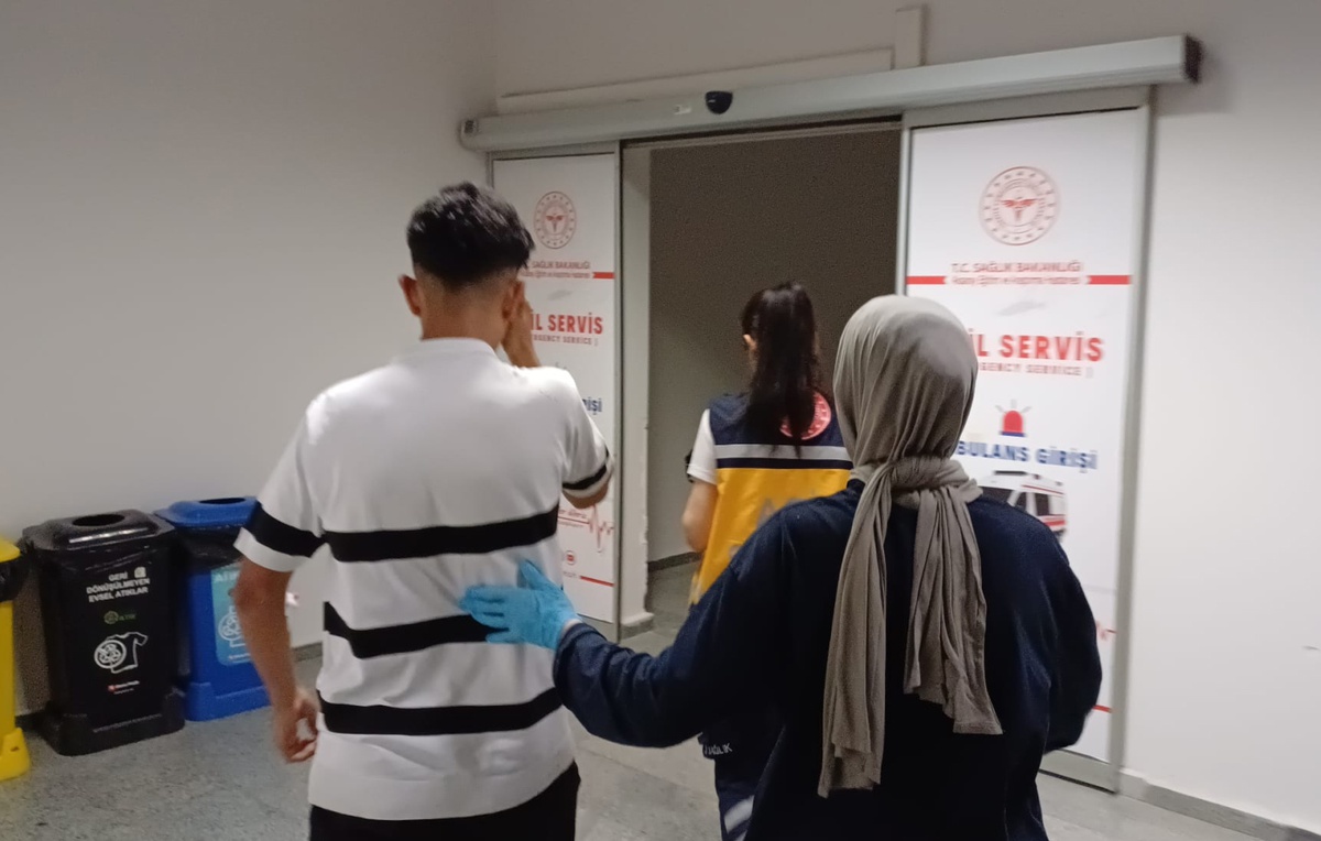 Aksaray\'da Şakalaşma Kavgaya Dönüştü: 15 Yaşındaki Çocuk Bıçaklandı