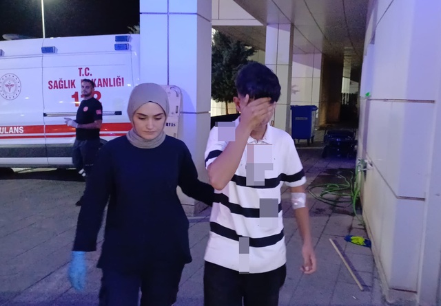 Aksaray'da Şakalaşma Kavgaya Dönüştü: 15 Yaşındaki <a class='keyword-sd' href='/cocuk/' title='Çocuk'>Çocuk</a> Bıçaklandı