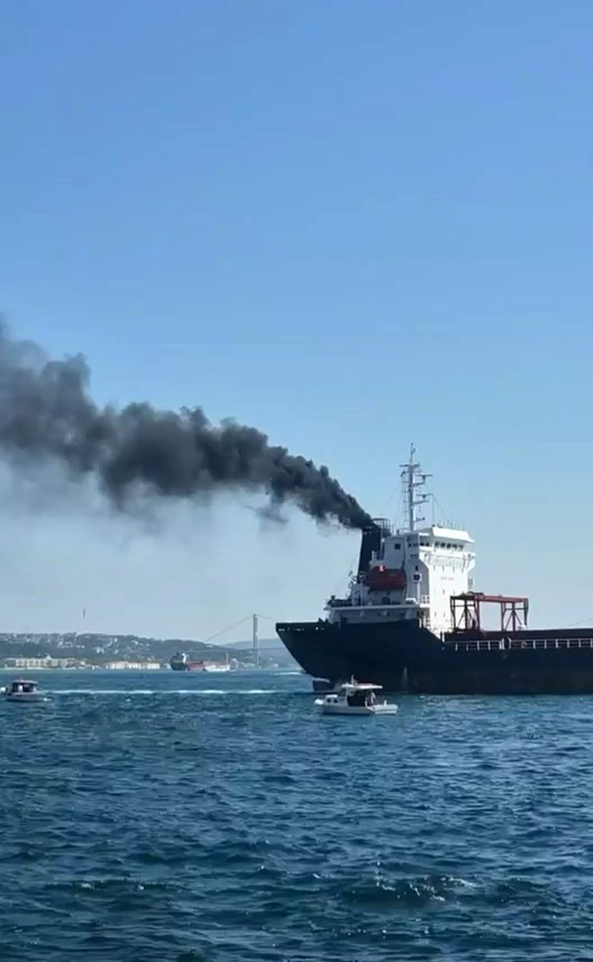Sarayburnu\'nda Gemiden Duman Yükseldi