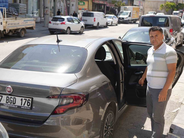 Sıfır araç alan vatandaşa büyük şok: Herkesin gözü önünde kepçe ile ezeceğim