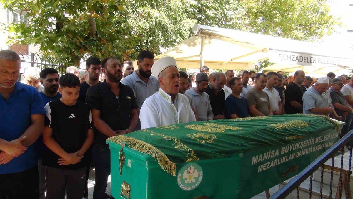Manisa\'da motosikletli saldırıda ölen baba-oğul toprağa verildi
