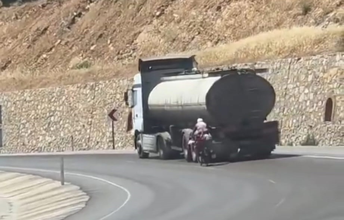 Tehlikeli Yolculuk: Tankere Tutunarak Bisiklet Sürmek