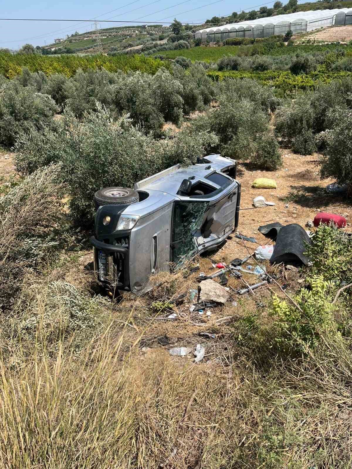 Tarsus\'ta Trafik Kazası: Baba ve Oğlu Yaralandı