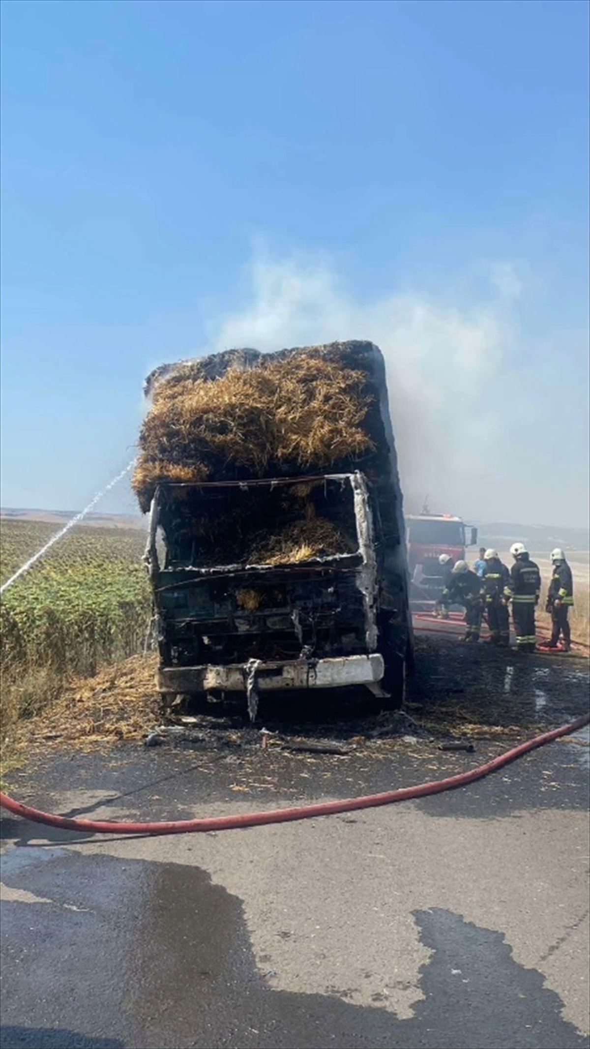 Tekirdağ\'da Saman Yüklü Kamyon Yandı