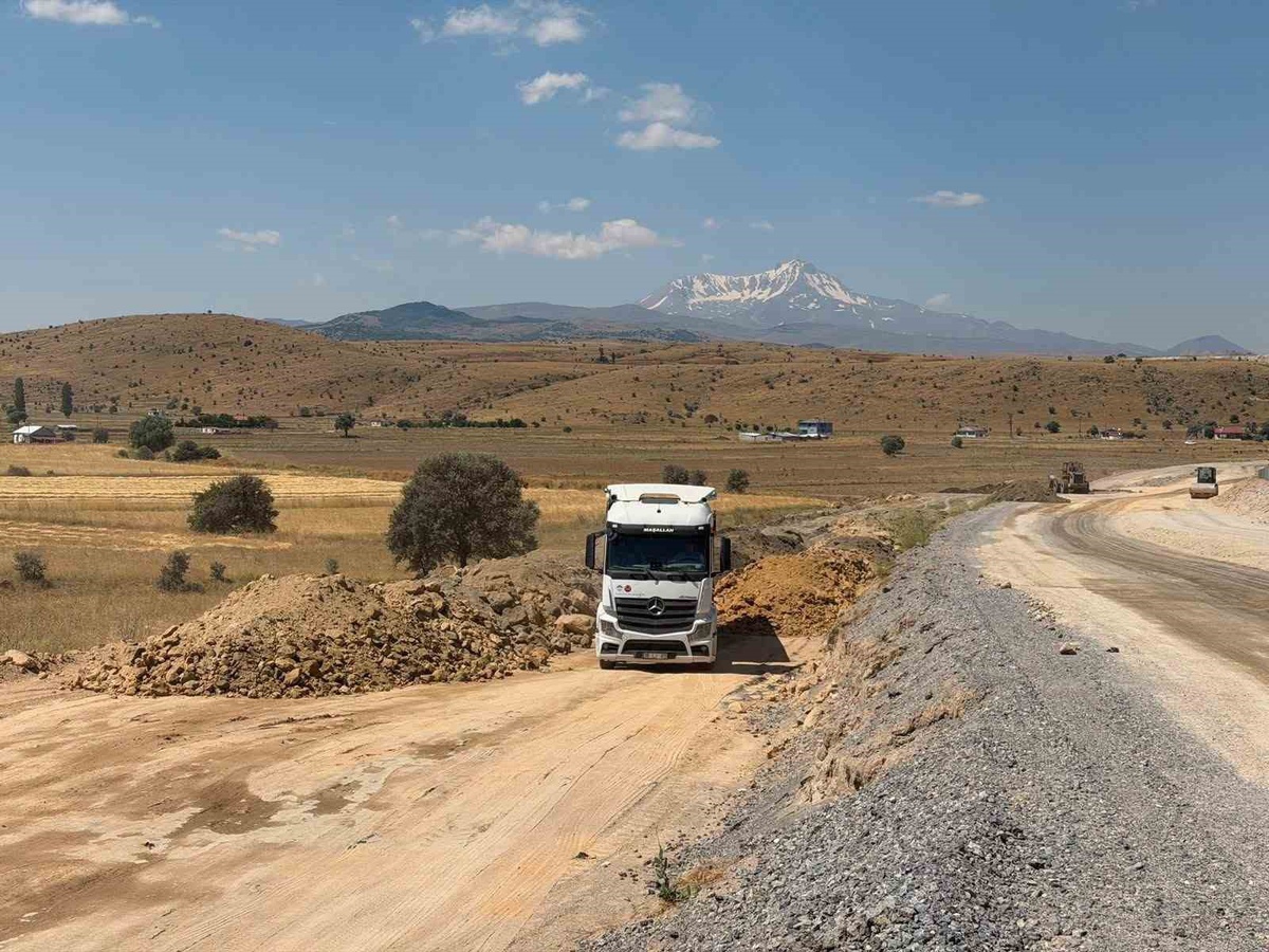 Tomarza Kavşağı Projesi\'nde Çalışmalar Devam Ediyor