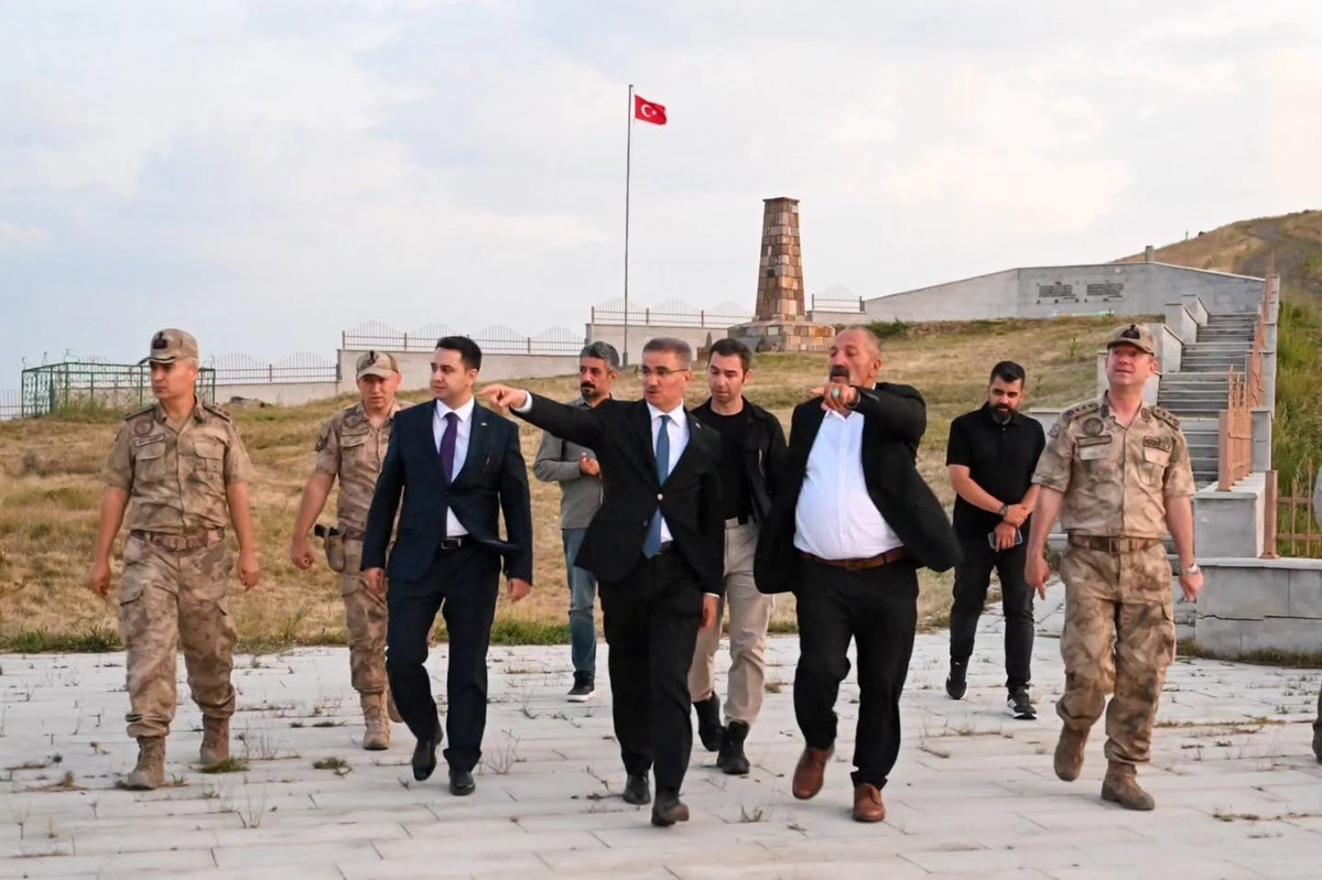 Vali Baruş Şenkaya\'da Esnaf ve Şehitlikleri Ziyaret Etti