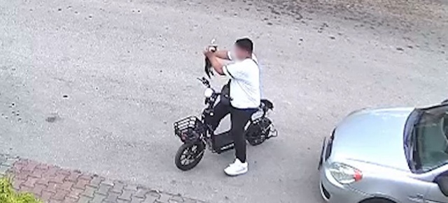 Kan donduran görüntü! Yavru kediyi önce öptü sonra boğarak öldürdü
