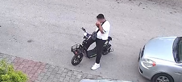 Kan donduran görüntü! Yavru kediyi önce öptü sonra boğarak öldürdü
