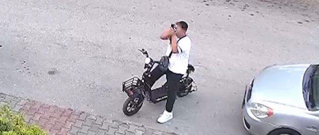 Kan donduran görüntü! Yavru kediyi önce öptü sonra boğarak öldürdü