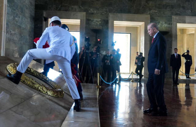 Yüksek Askeri Şura toplandı! Erdoğan YAŞ üyeleriyle Anıtkabir'i ziyaret etti
