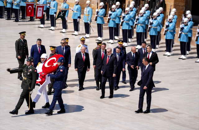 Yüksek Askeri Şura toplandı! Erdoğan YAŞ üyeleriyle Anıtkabir'i ziyaret etti