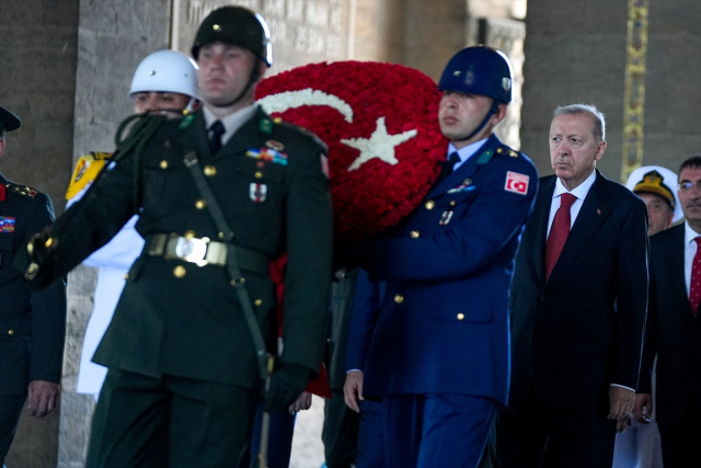 Yüksek Askeri Şura toplandı! Erdoğan YAŞ üyeleriyle Anıtkabir'i ziyaret etti
