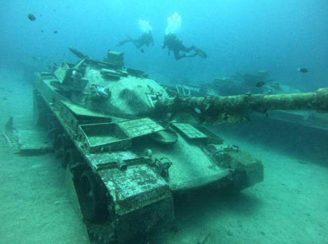 100 savaş tankını denize gömdüler