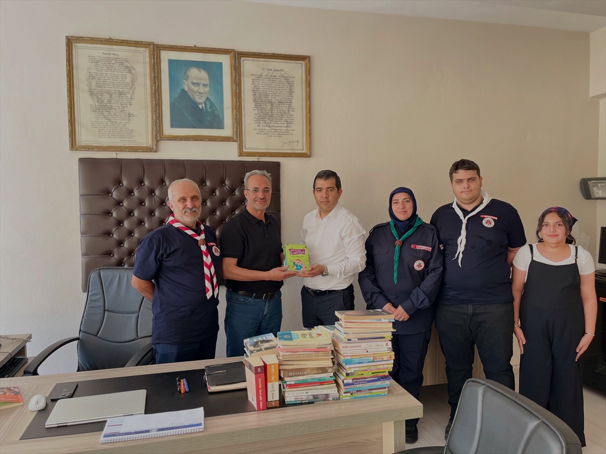 Ağın\'da Okula 1071 Kitap Bağışı