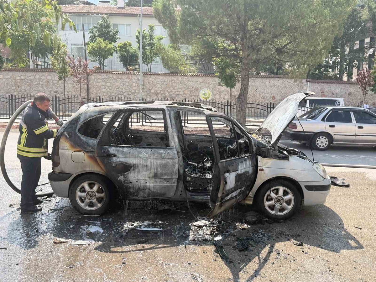 Amasya\'da Seyir Halindeki Otomobil Yangını
