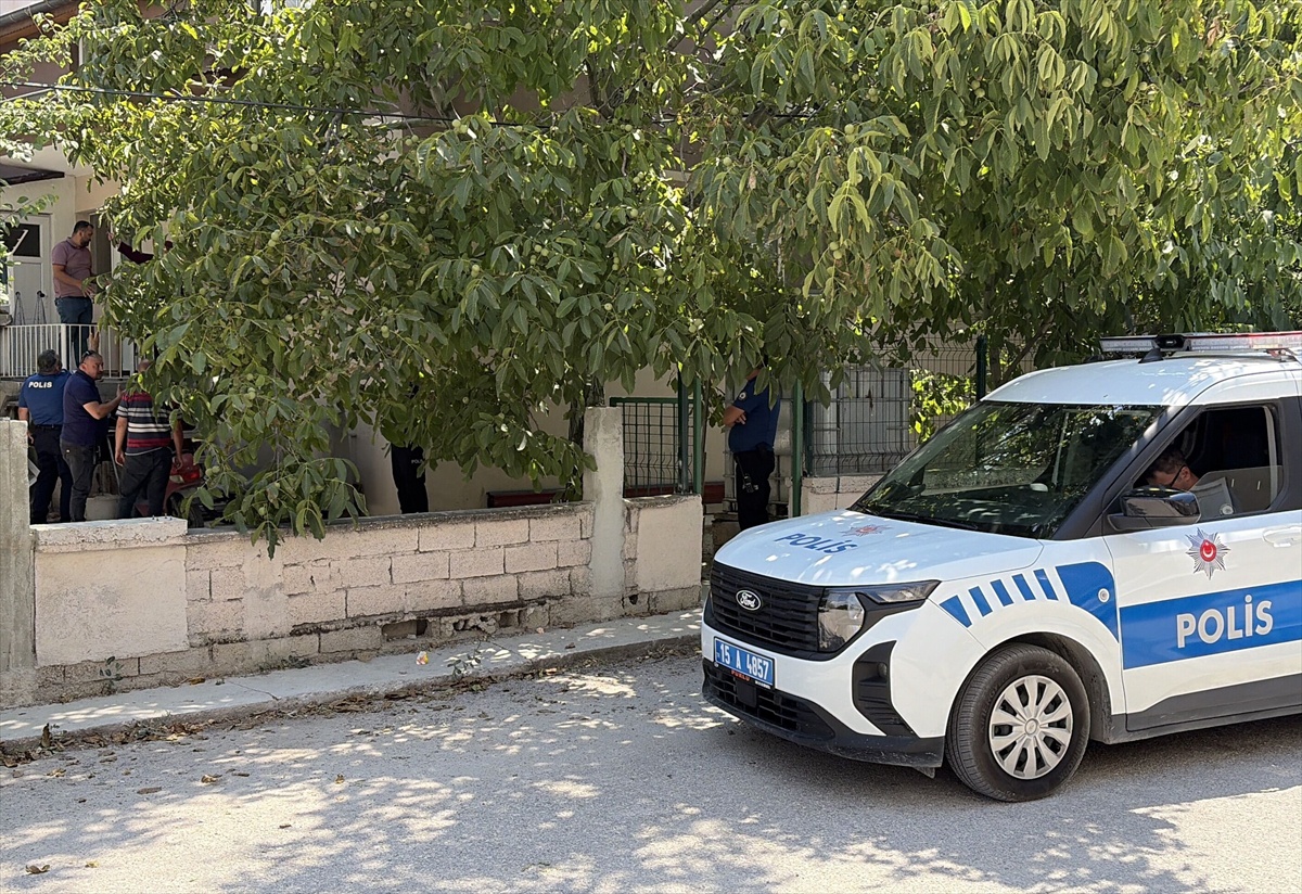 Burdur\'da Komşu Kavgasında Baba-Oğul Yaralandı