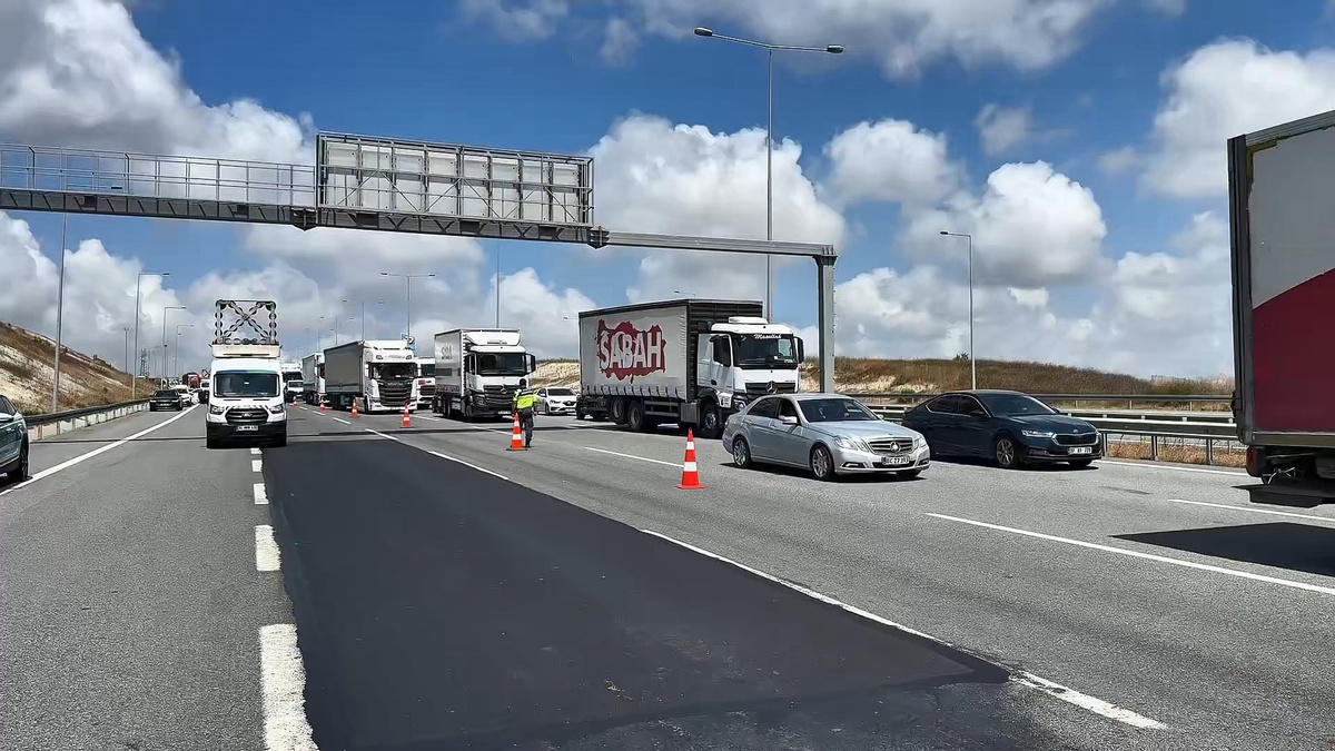 Çatalca\'da TIR Yangını Tarım Arazisine Sıçradı