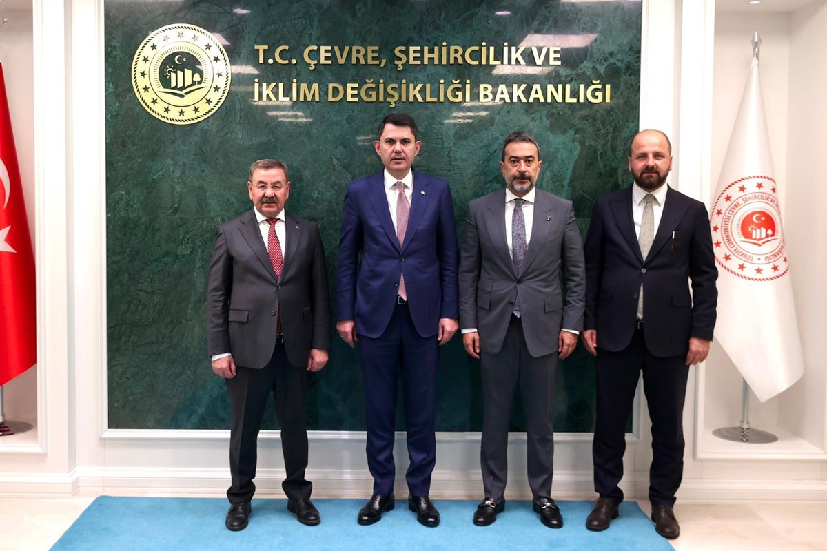 CHP\'li belediye başkanı, AK Partili yöneticilerle Bakan Kurum\'u ziyaret etti