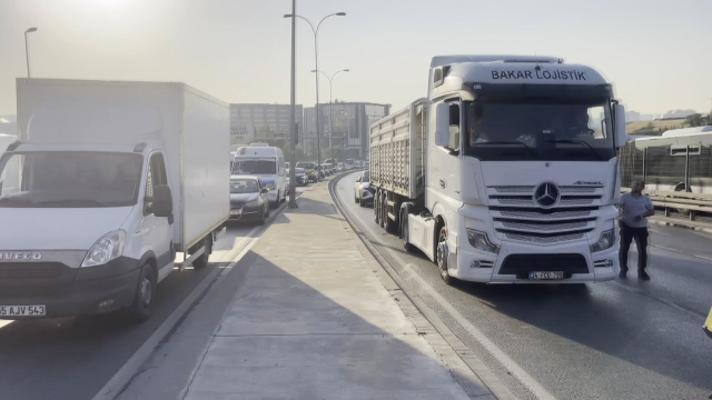 Otomobil İETT otobüsüne çarptı! 3 kişi hayatını kaybetti