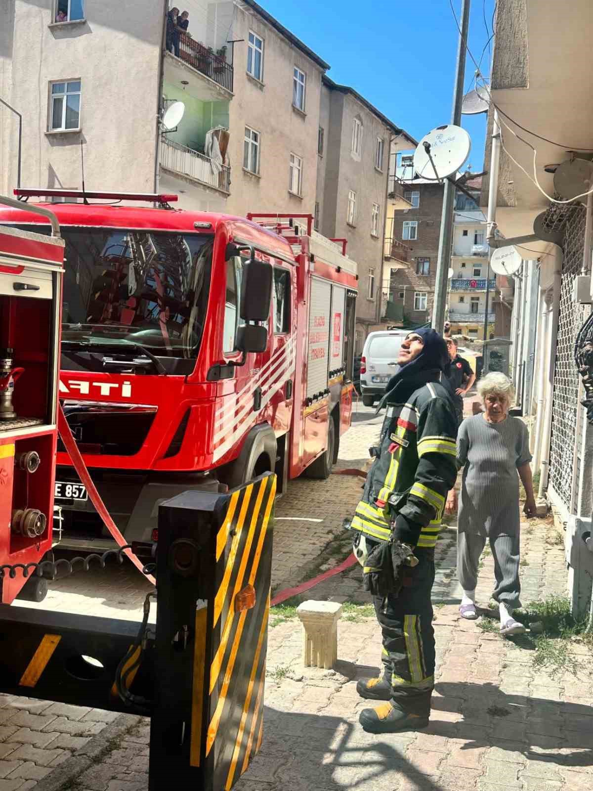 Elazığ\'da Çatı Katında Yangın