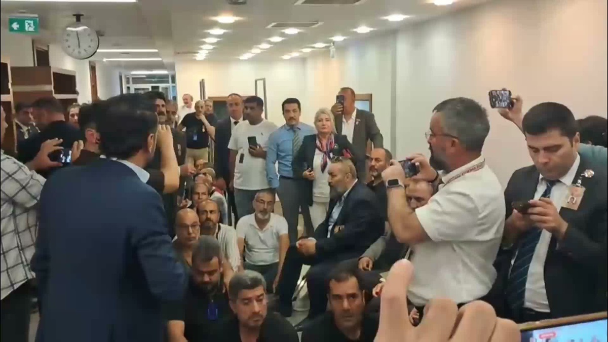 TBMM\'de gazi ve şehit yakınlarına salon krizi
