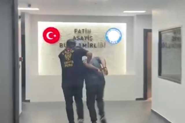 Fatih'te mezar taşlarına zarar veren şüpheli gözaltında