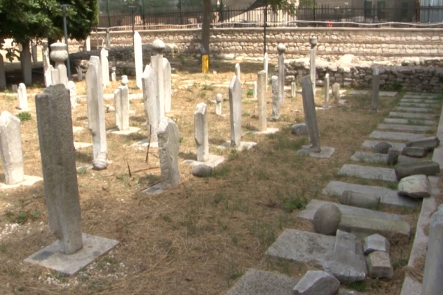 Fatih'te mezar taşlarına zarar veren şüpheli gözaltında