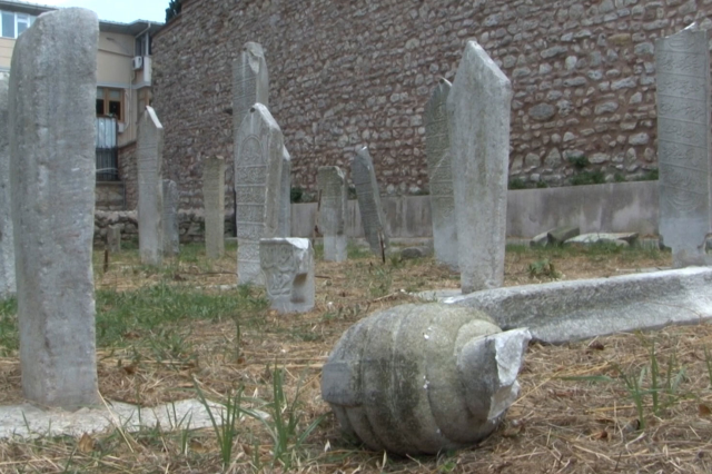 Fatih'te mezar taşlarına zarar veren şüpheli gözaltında