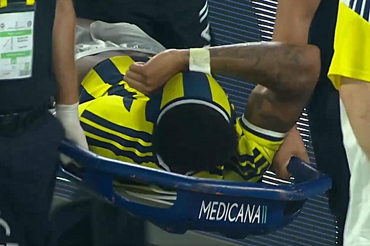 Fenerbahçe\'de korkutan sakatlık! Sahadan gözyaşlarıyla ayrıldı