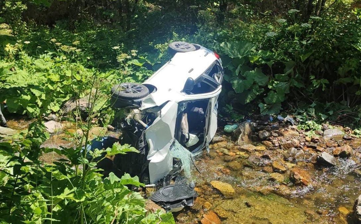 Giresun\'da Otomobil Dereye Devrildi: 6 Yaralı