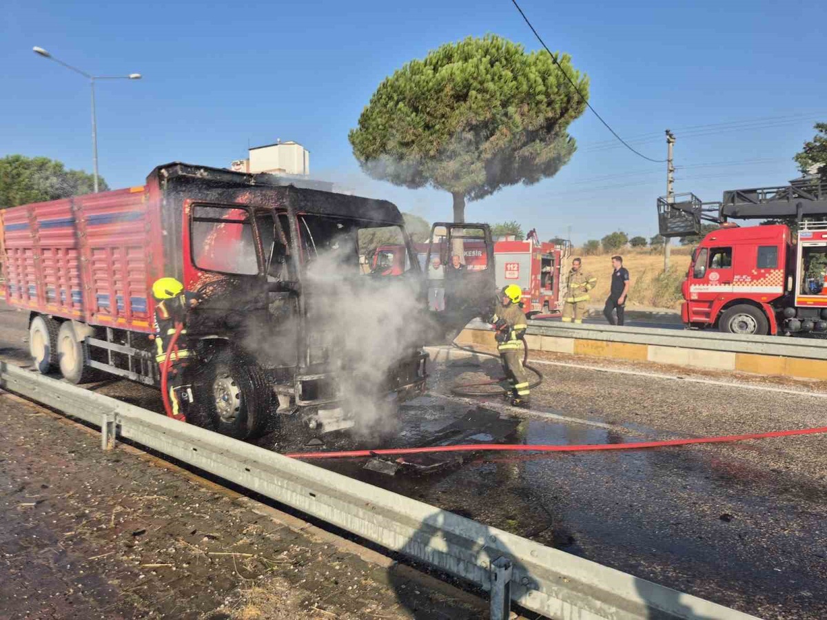 Gönen’de alevlere teslim olan kamyon kullanılamaz hale geldi