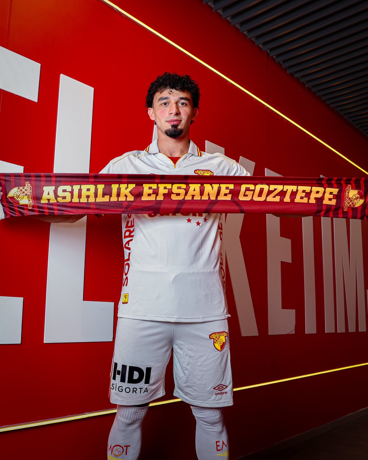Göztepe, Gökdeniz Bayrakdar\'ı Transfer Etti