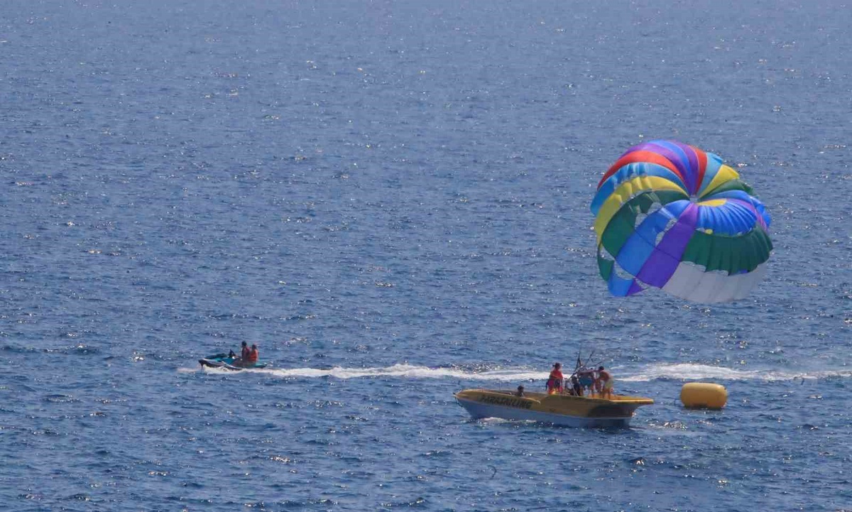 Antalya\'da Sıcaklık ve Nem Vatandaşları Sahile Yönlendirdi