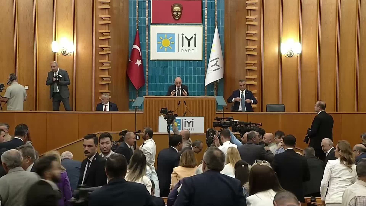 İYİ Parti Grup Toplantısı... Dervişoğlu\'ndan \'çerçeve yasa\' teklifine imza atan vekillere tepki: "Siz Lozan’a değil Sevr’e imza atıyorsunuz"