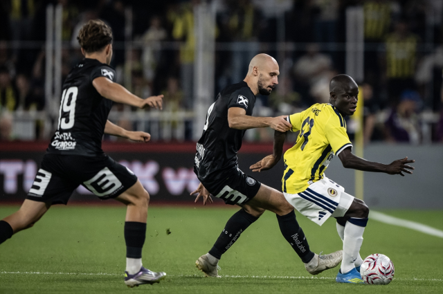 Kadıköy'de resital! Fenerbahçe yıldızlarıyla tura göz kırptı