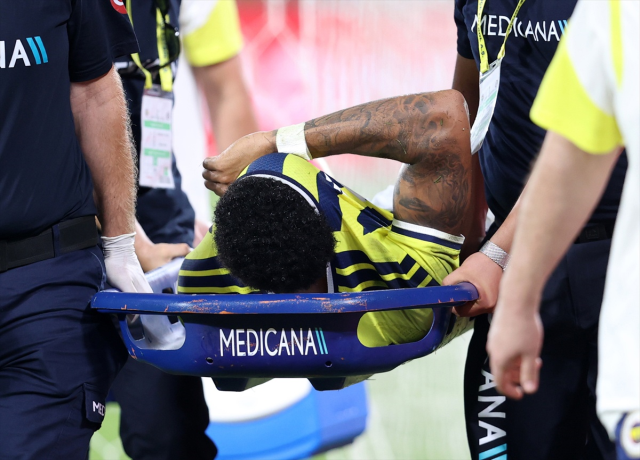 Kadıköy'de resital! Fenerbahçe yıldızlarıyla tura göz kırptı