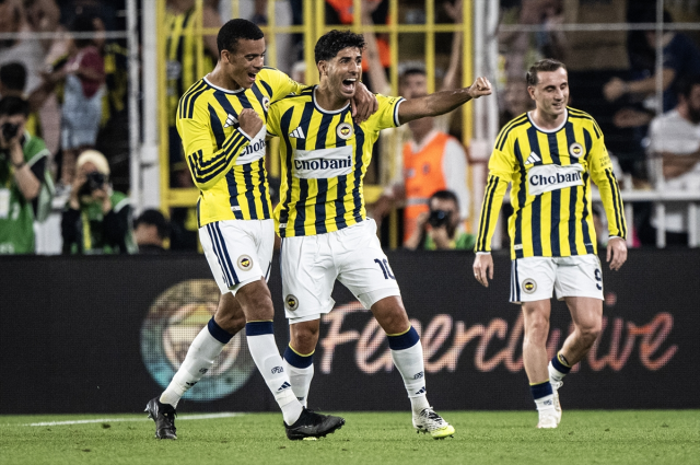 Kadıköy'de resital! Fenerbahçe yıldızlarıyla tura göz kırptı