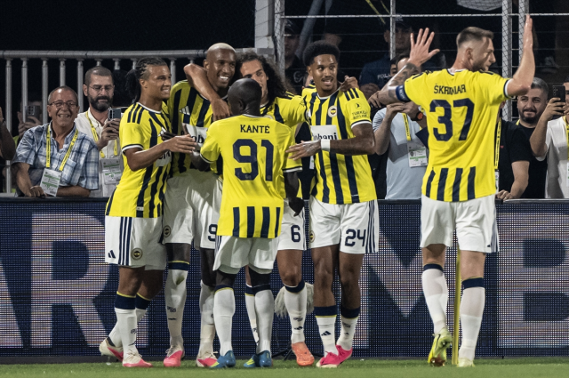 <a class='keyword-sd' href='/kadikoy/' title='Kadıköy'>Kadıköy</a>'de resital! Fenerbahçe yıldızlarıyla tura göz kırptı